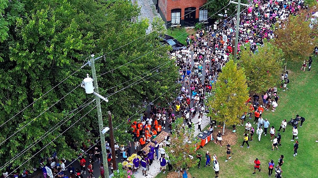 Aerial view of runners packed along a Jackson Ward street during Run Richmond 16.19